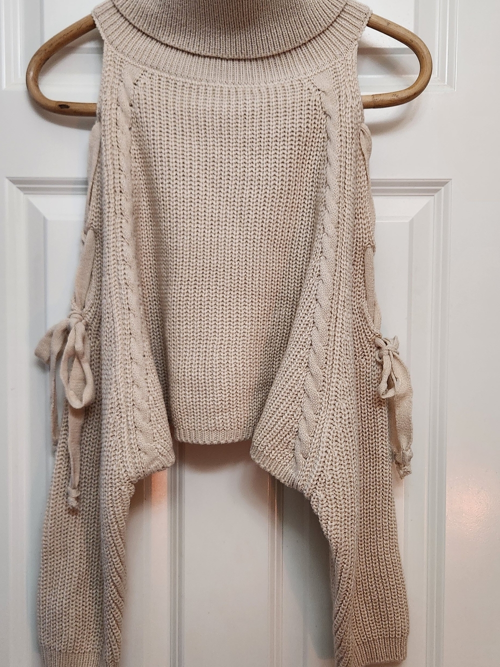 HYFVE BRAND, Cream Off-Shoulder Cable Tie-Sleeve Sweater, L.